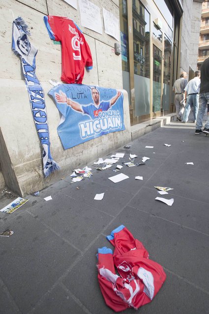 Azarkeşlərin etirazı: "O, satqındı, Maradona belə etməzdi" - FOTOLAR