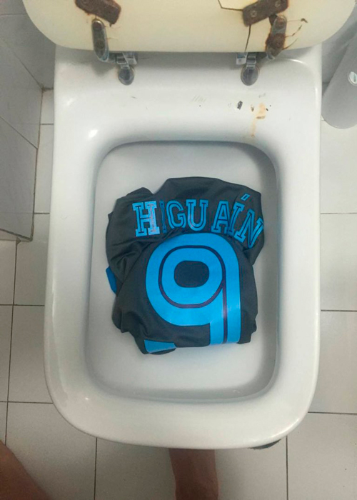 Azarkeşlərin etirazı: "O, satqındı, Maradona belə etməzdi" - FOTOLAR